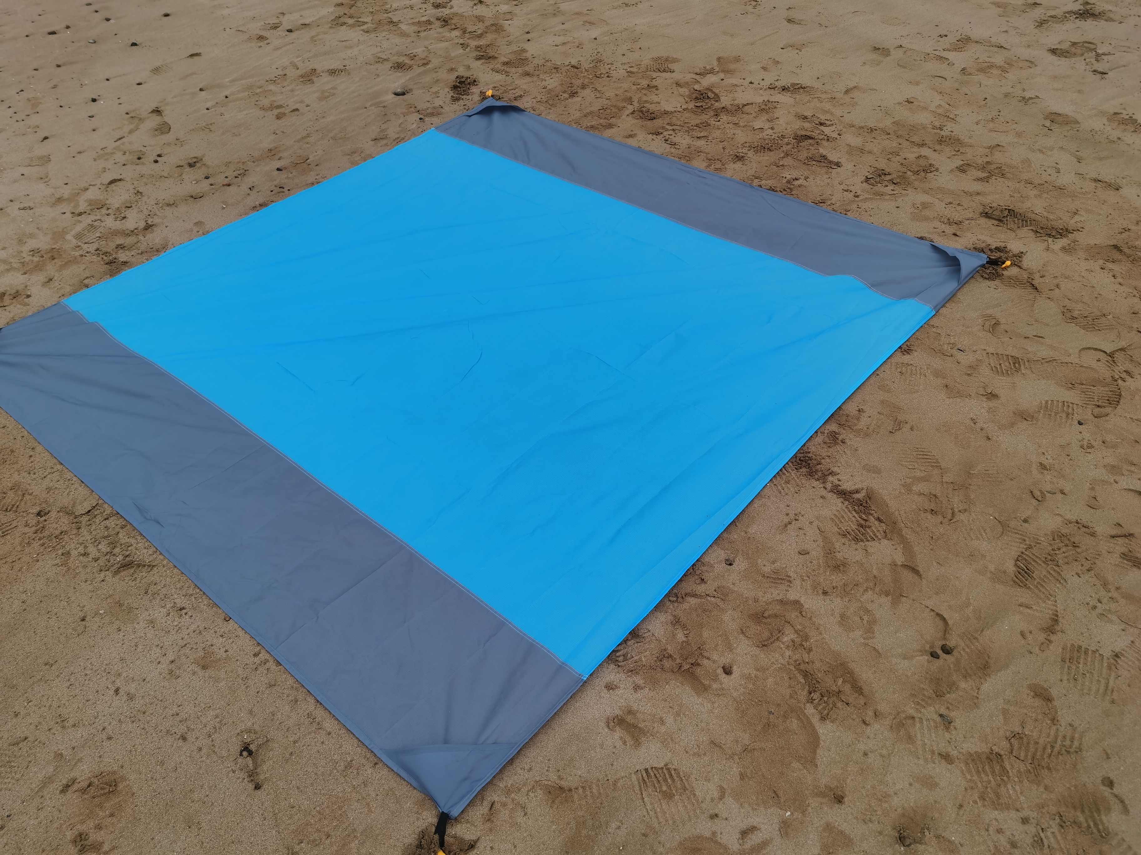 Outdoor Oversized Camping Mat Sand Free Waterproof Beach Blanket Folded In Pouch
