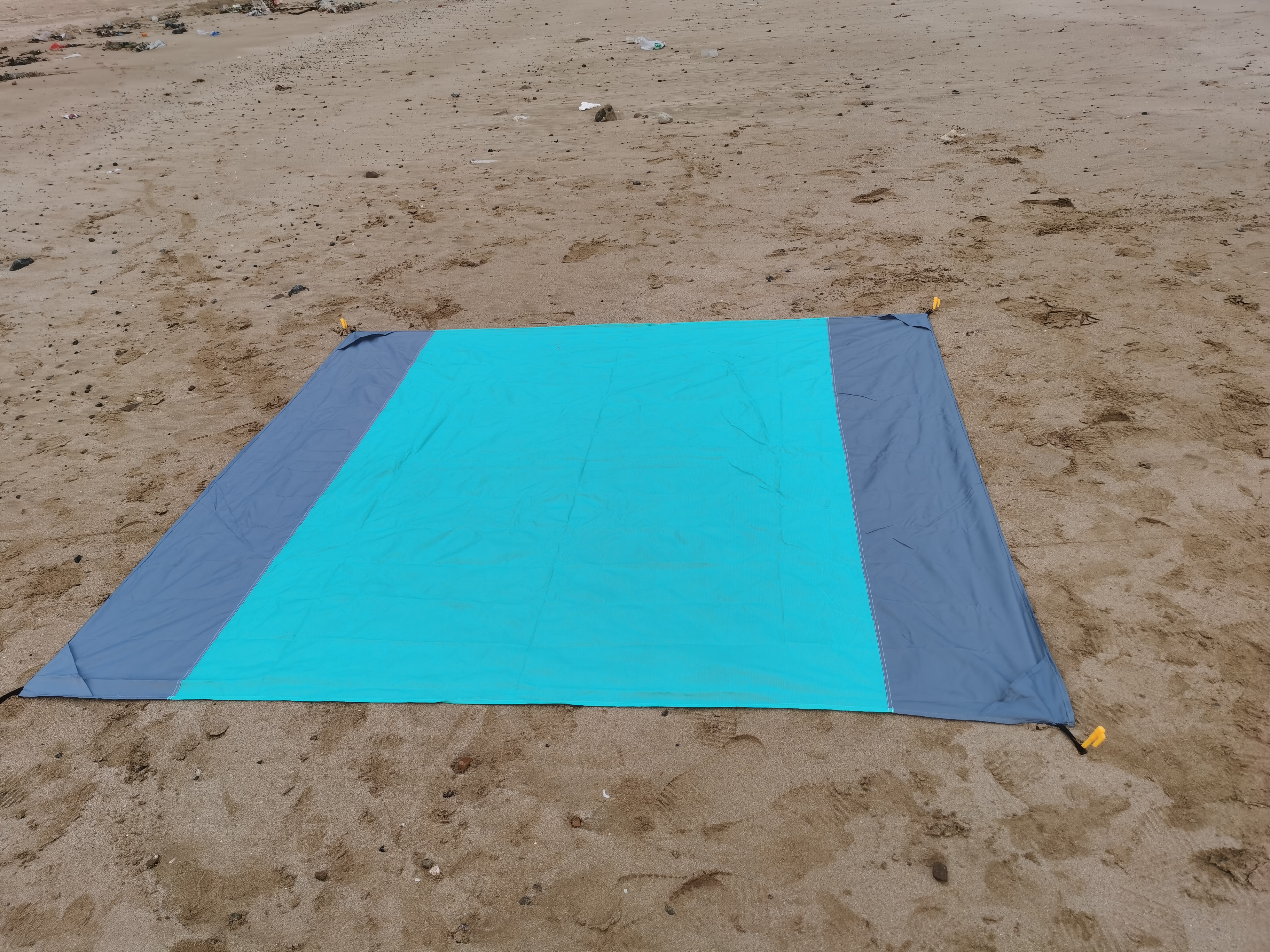Outdoor Oversized Camping Mat Sand Free Waterproof Beach Blanket Folded In Pouch